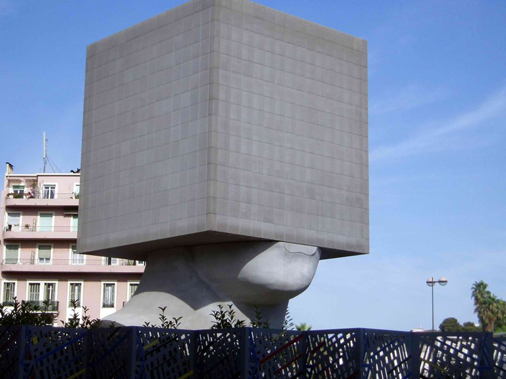 Памятник голове-кубу